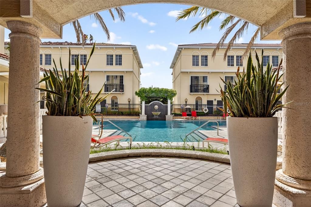 For Rent: $2,200 (1 beds, 1 baths, 884 Square Feet)