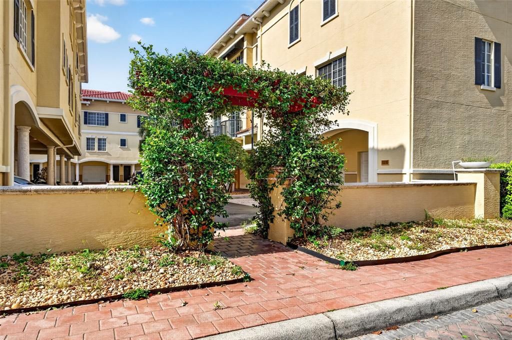 For Rent: $2,200 (1 beds, 1 baths, 884 Square Feet)