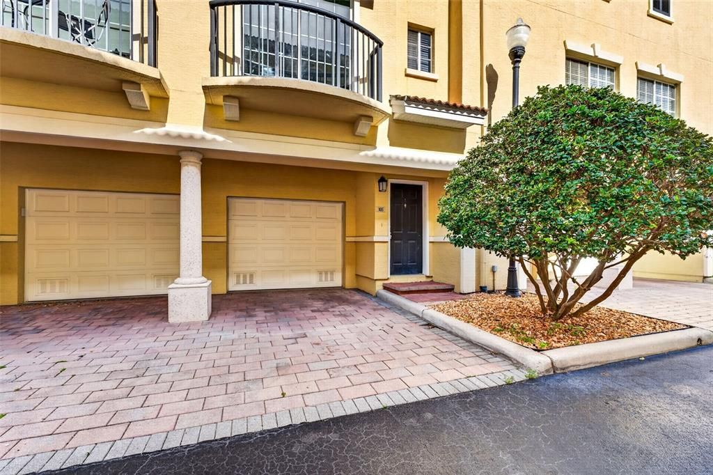 For Rent: $2,200 (1 beds, 1 baths, 884 Square Feet)
