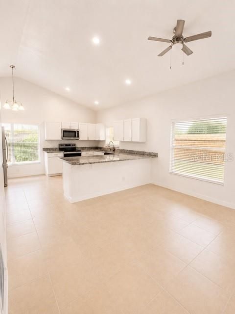 For Rent: $2,300 (3 beds, 2 baths, 1462 Square Feet)