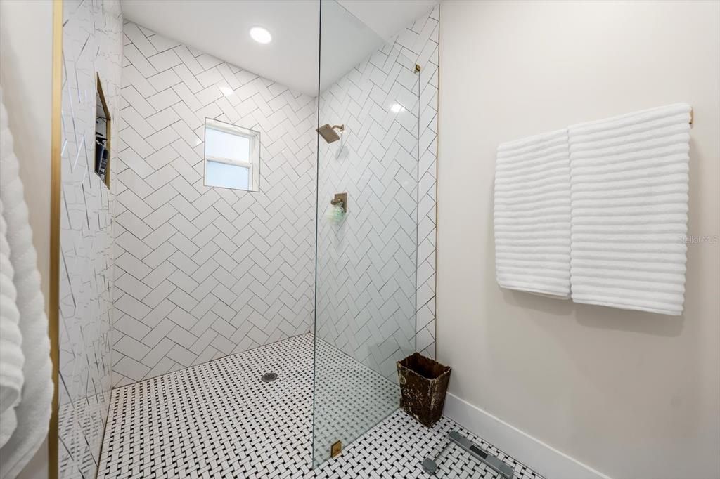 En Venta: $989,000 (3 camas, 2 baños, 2175 Pies cuadrados)