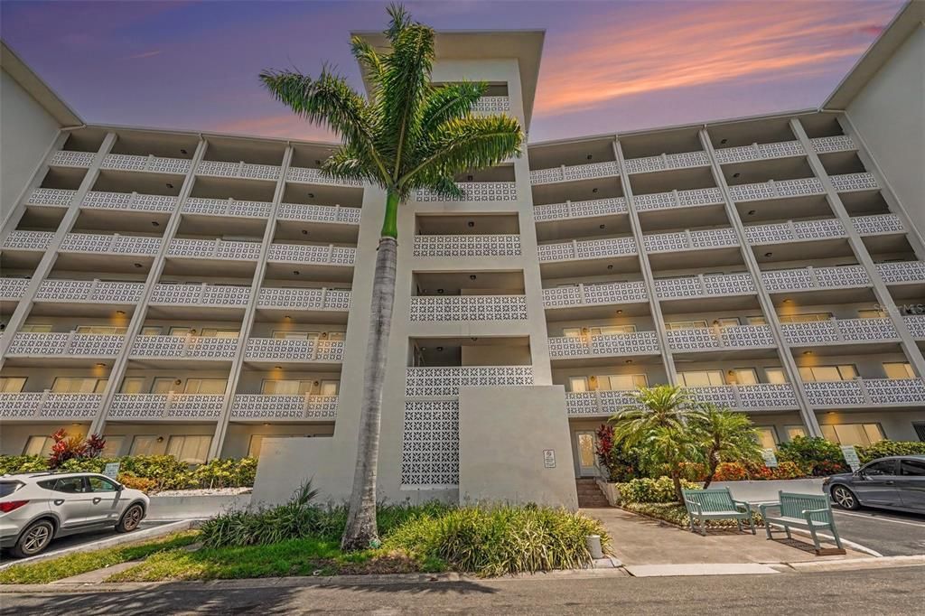 For Sale: $99,900 (1 beds, 1 baths, 659 Square Feet)