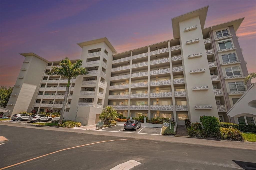 For Sale: $99,900 (1 beds, 1 baths, 659 Square Feet)