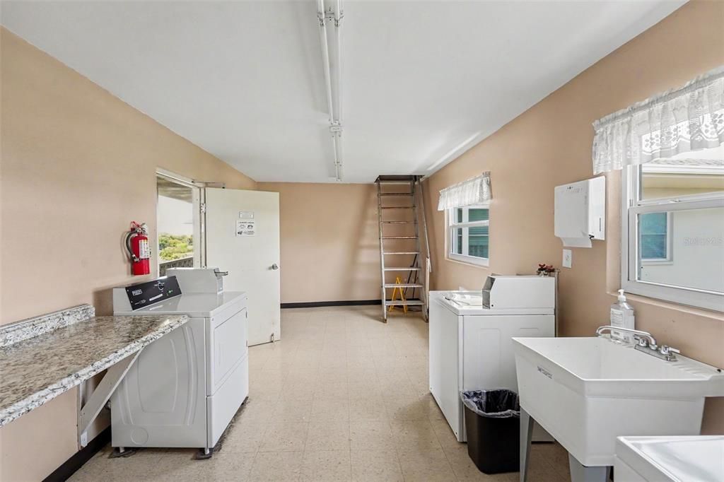 For Sale: $99,900 (1 beds, 1 baths, 659 Square Feet)