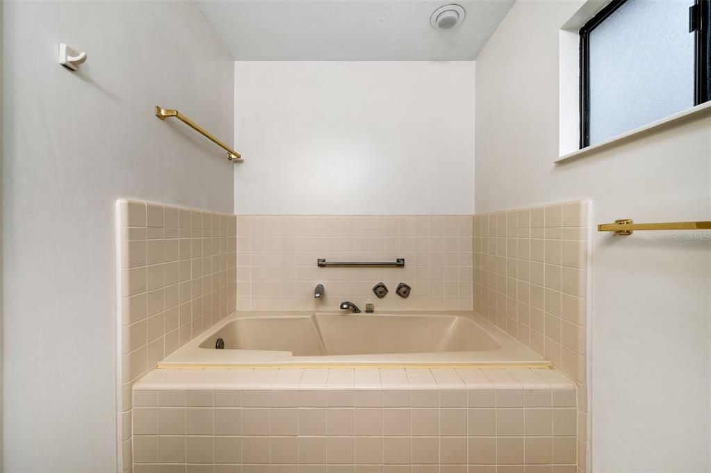 For Sale: $215,000 (2 beds, 2 baths, 1152 Square Feet)