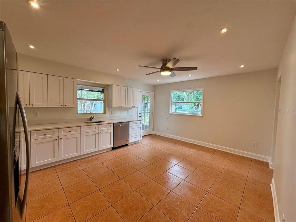 На продажу: $360,000 (3 спален, 2 ванн, 1384 Квадратных фут)