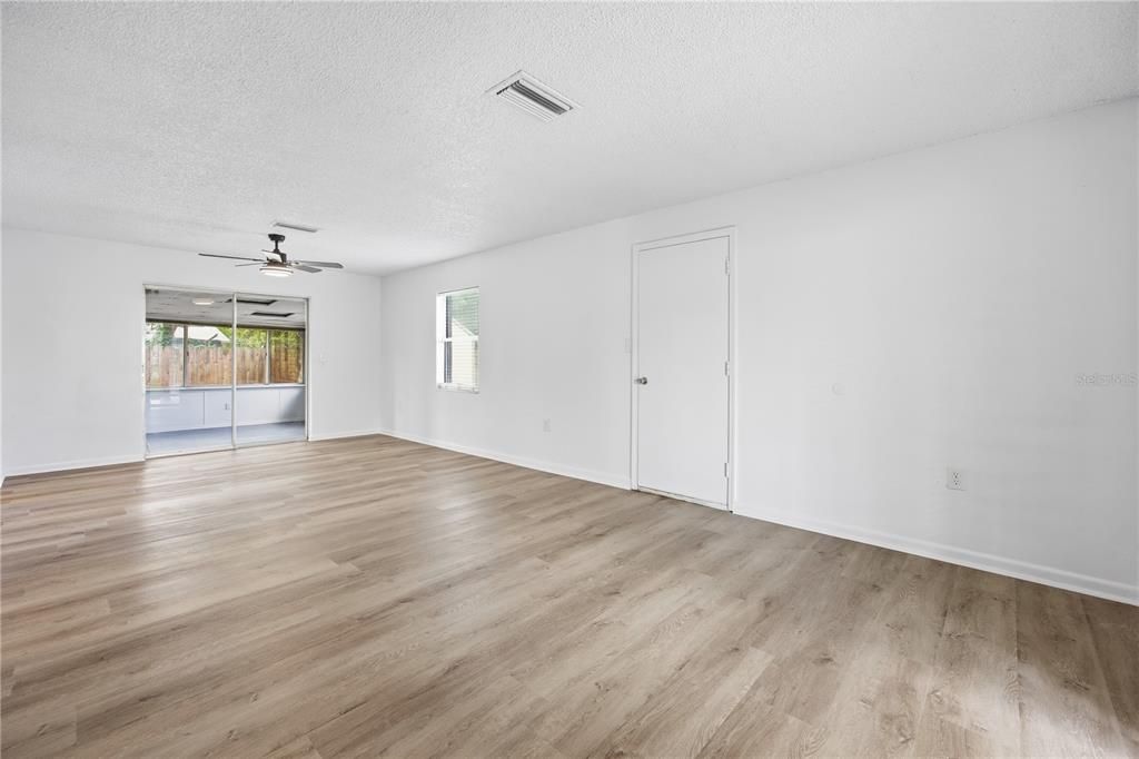 Active With Contract: $199,900 (3 beds, 2 baths, 1182 Square Feet)