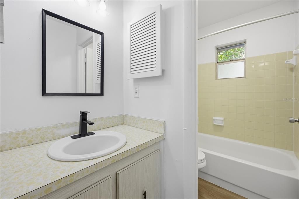 Active With Contract: $199,900 (3 beds, 2 baths, 1182 Square Feet)