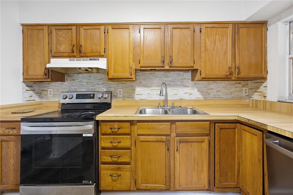 Active With Contract: $199,900 (3 beds, 2 baths, 1182 Square Feet)