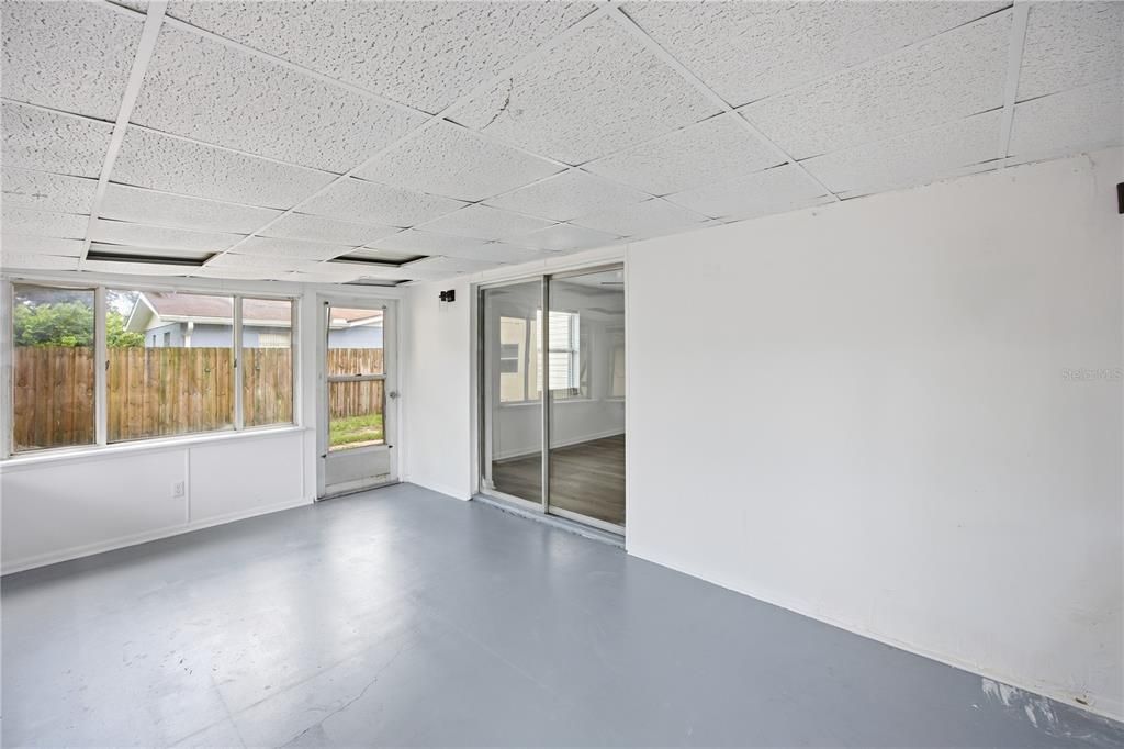 Active With Contract: $199,900 (3 beds, 2 baths, 1182 Square Feet)