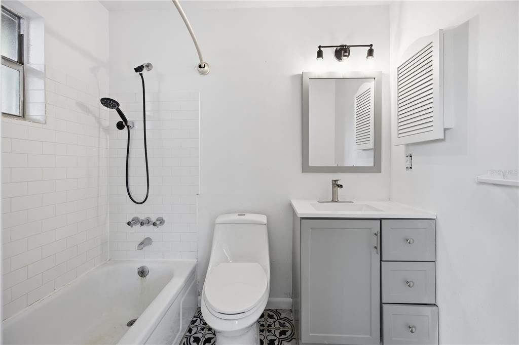 Active With Contract: $199,900 (3 beds, 2 baths, 1182 Square Feet)