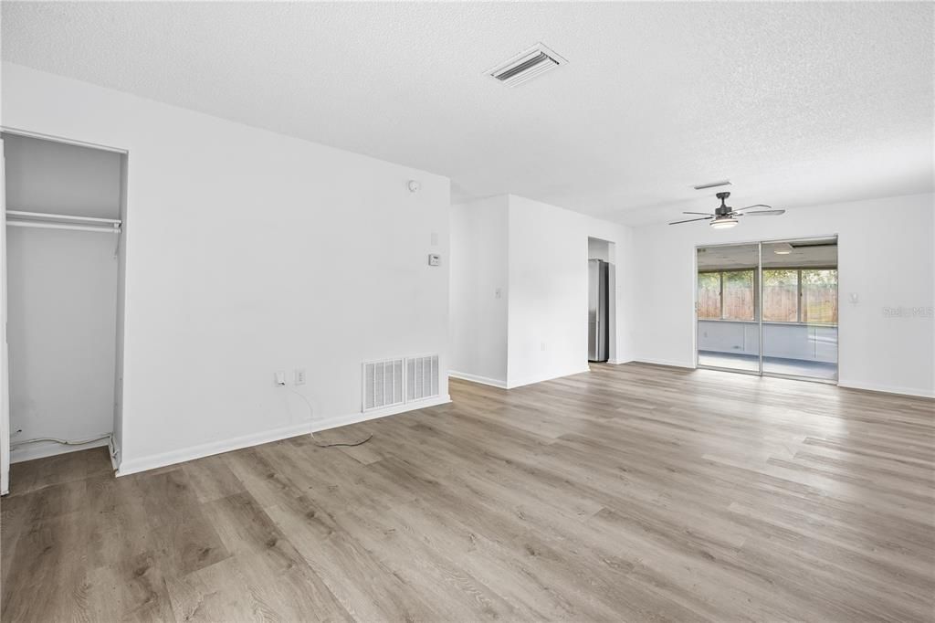 Active With Contract: $199,900 (3 beds, 2 baths, 1182 Square Feet)