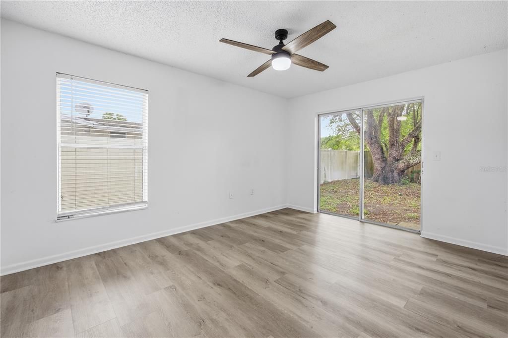 Active With Contract: $199,900 (3 beds, 2 baths, 1182 Square Feet)