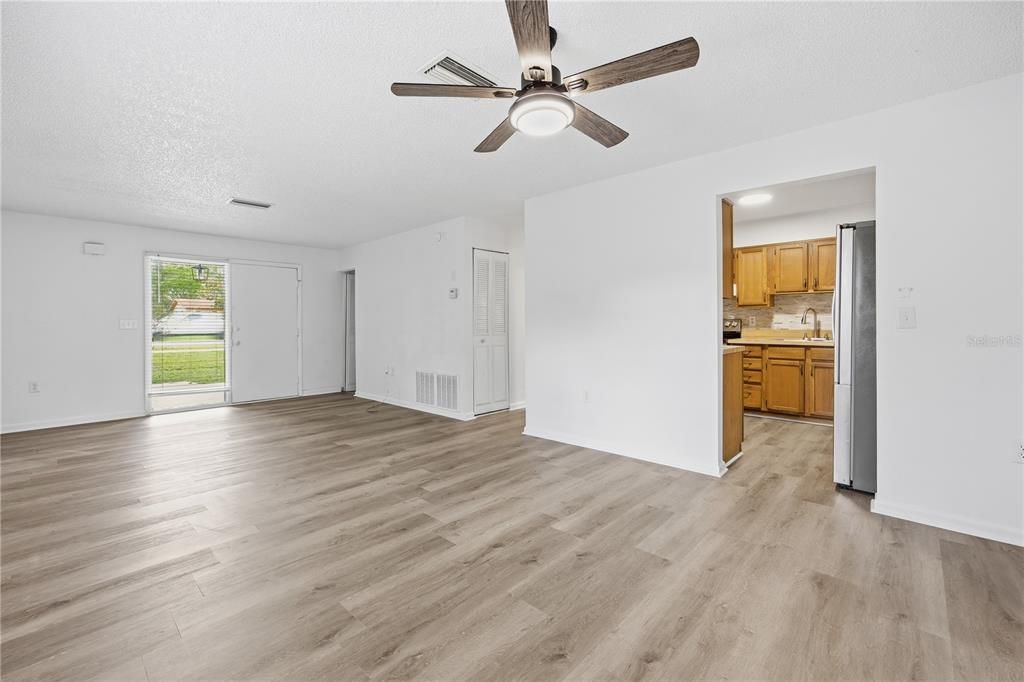 Active With Contract: $199,900 (3 beds, 2 baths, 1182 Square Feet)