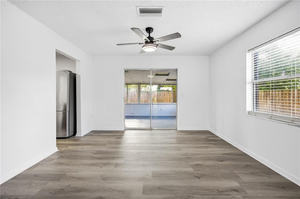Active With Contract: $199,900 (3 beds, 2 baths, 1182 Square Feet)