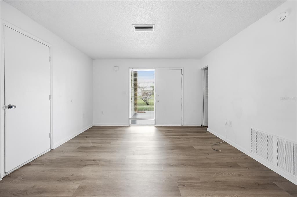 Active With Contract: $199,900 (3 beds, 2 baths, 1182 Square Feet)