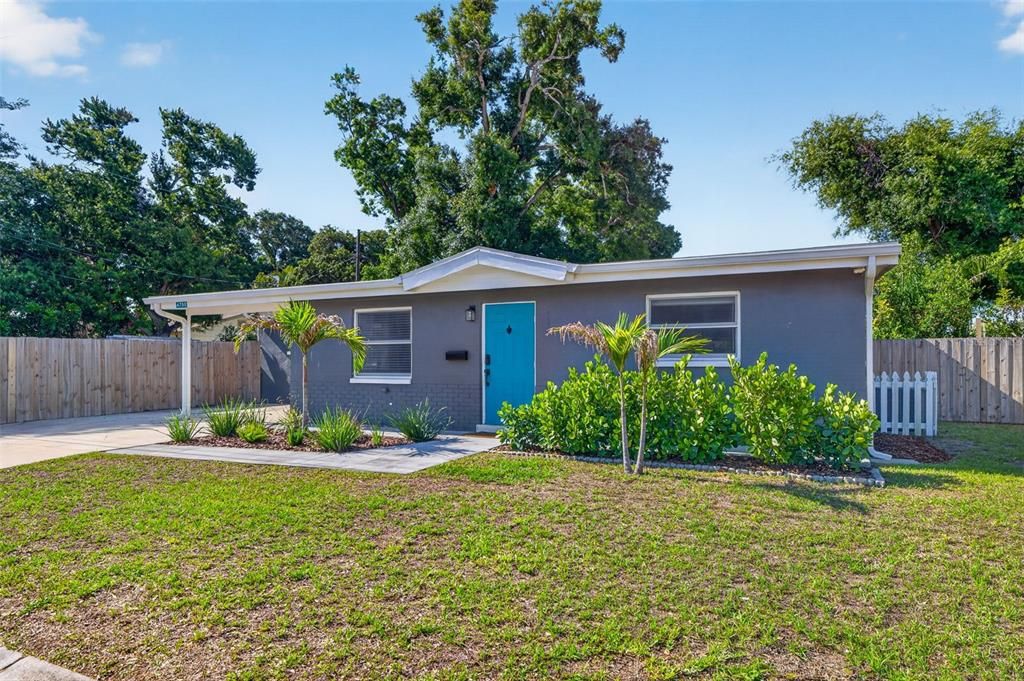 Active With Contract: $299,999 (2 beds, 2 baths, 1074 Square Feet)