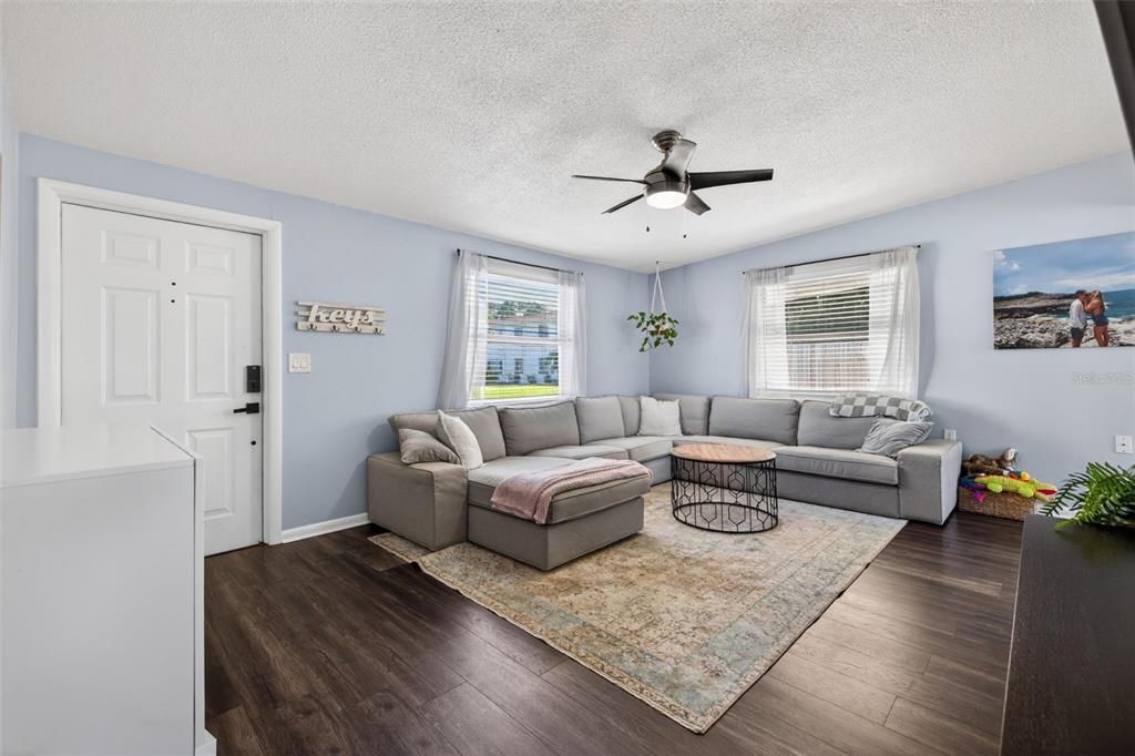 Active With Contract: $299,999 (2 beds, 2 baths, 1074 Square Feet)