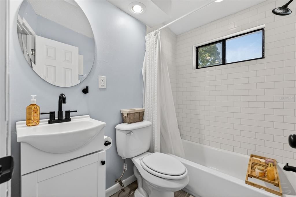 Active With Contract: $299,999 (2 beds, 2 baths, 1074 Square Feet)