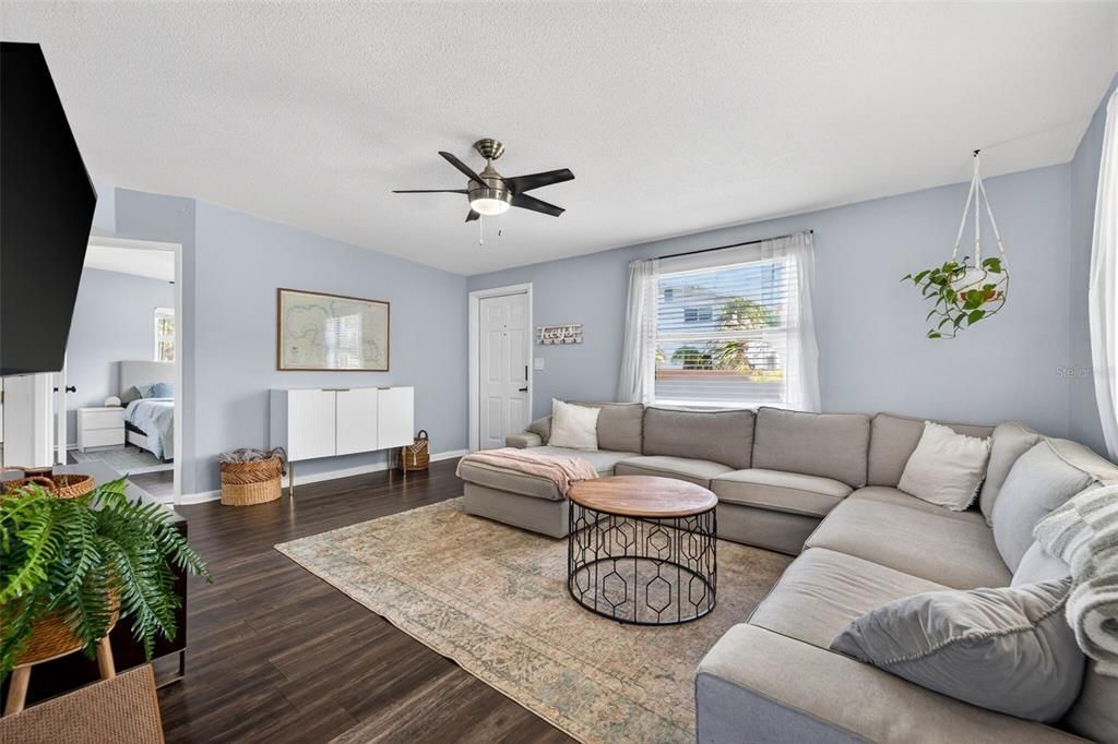 Active With Contract: $299,999 (2 beds, 2 baths, 1074 Square Feet)
