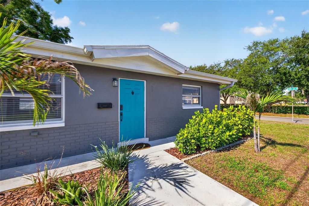 Active With Contract: $299,999 (2 beds, 2 baths, 1074 Square Feet)
