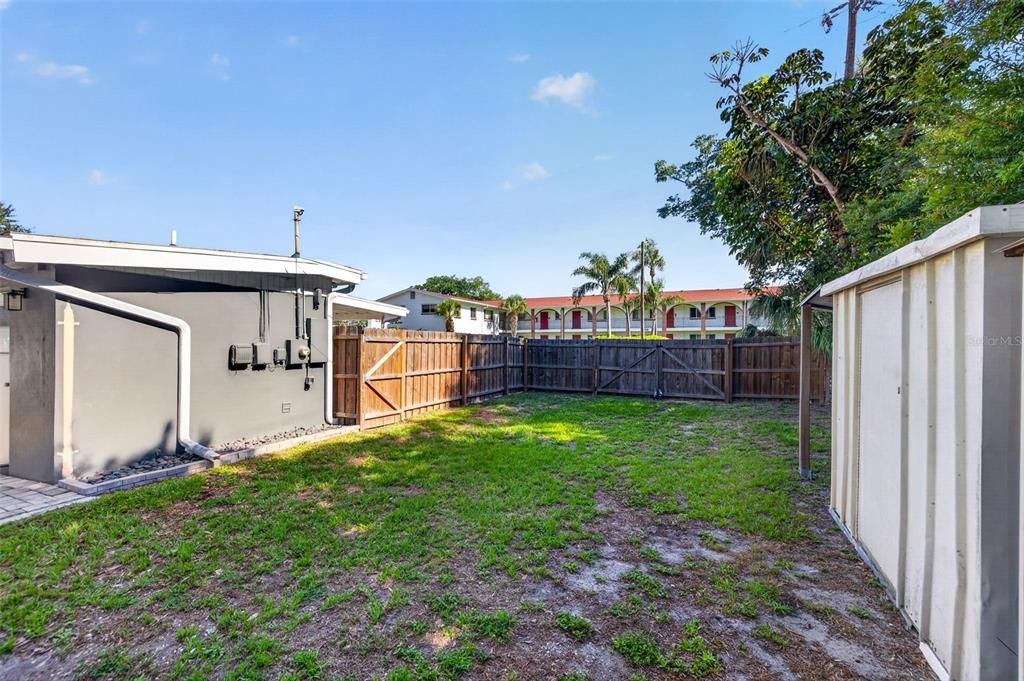 Active With Contract: $299,999 (2 beds, 2 baths, 1074 Square Feet)