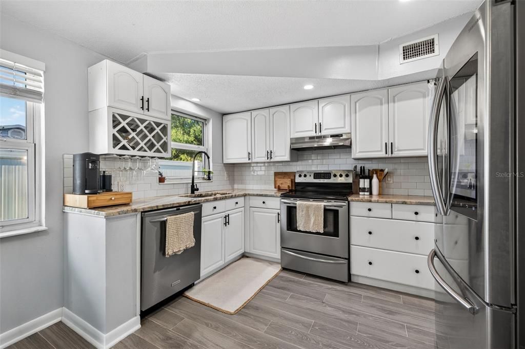 Active With Contract: $299,999 (2 beds, 2 baths, 1074 Square Feet)