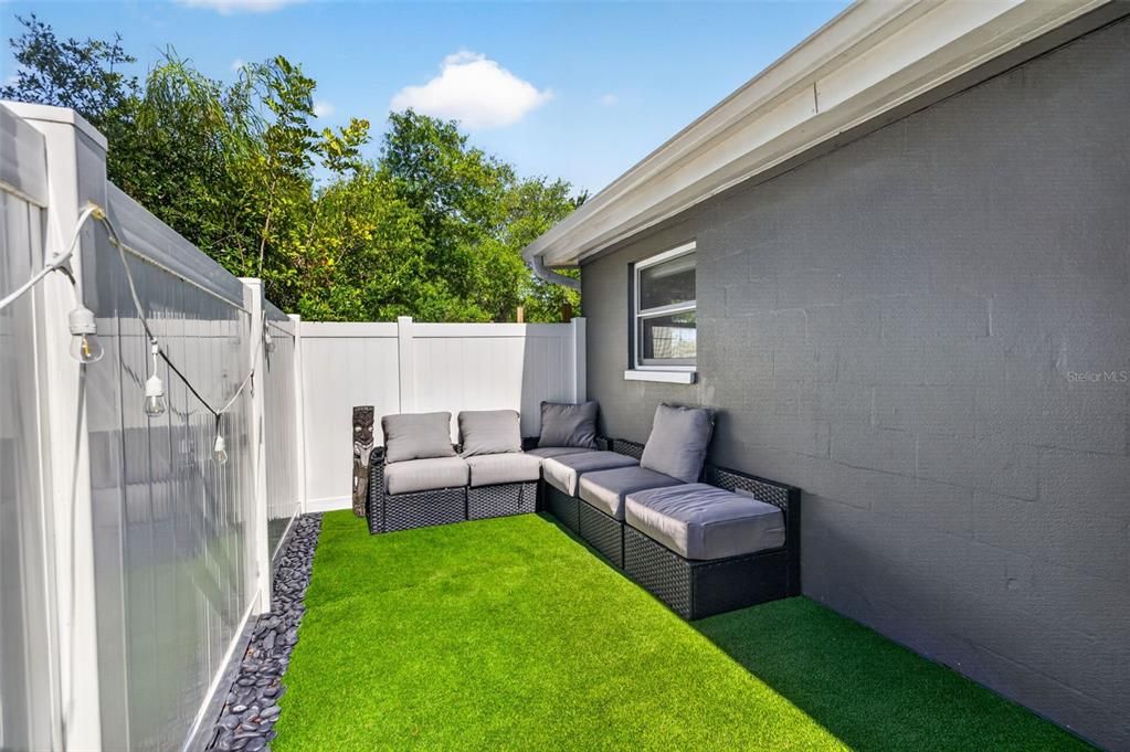 Active With Contract: $299,999 (2 beds, 2 baths, 1074 Square Feet)