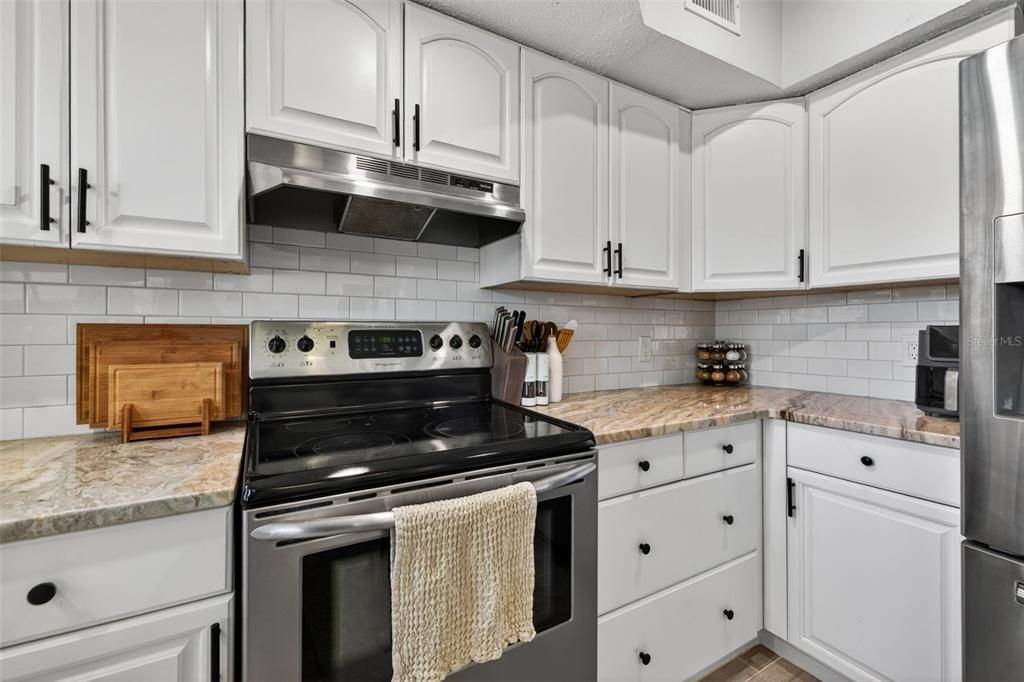 Active With Contract: $299,999 (2 beds, 2 baths, 1074 Square Feet)