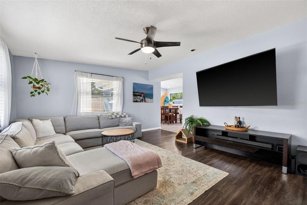 Active With Contract: $299,999 (2 beds, 2 baths, 1074 Square Feet)