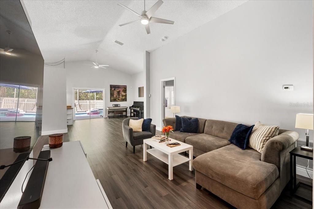 En Venta: $465,000 (3 camas, 2 baños, 1652 Pies cuadrados)