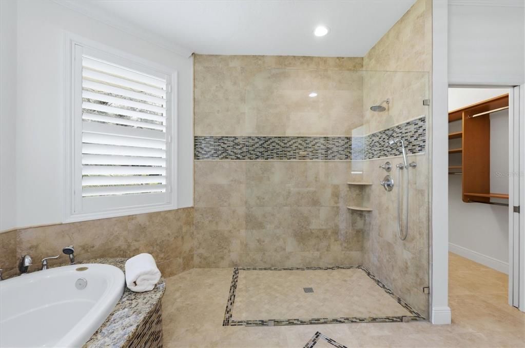For Sale: $999,000 (3 beds, 2 baths, 2521 Square Feet)