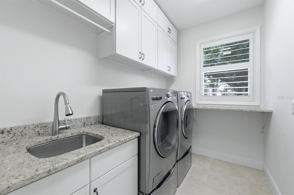For Sale: $999,000 (3 beds, 2 baths, 2521 Square Feet)
