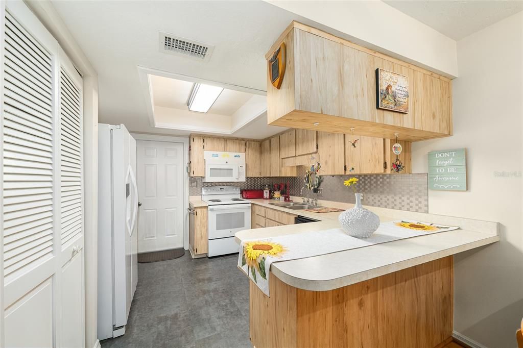 Active With Contract: $189,000 (2 beds, 2 baths, 1410 Square Feet)