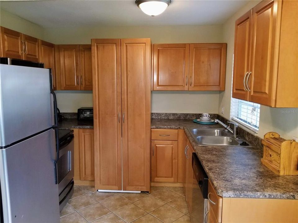 For Rent: $1,300 (1 beds, 1 baths, 684 Square Feet)
