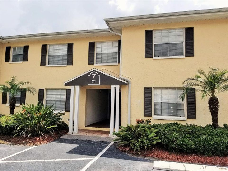 For Rent: $1,300 (1 beds, 1 baths, 684 Square Feet)