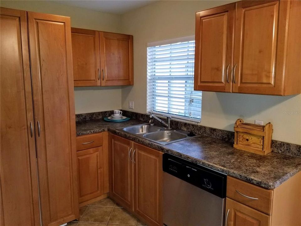 For Rent: $1,300 (1 beds, 1 baths, 684 Square Feet)