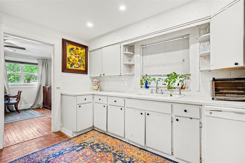 For Sale: $280,000 (4 beds, 2 baths, 1596 Square Feet)