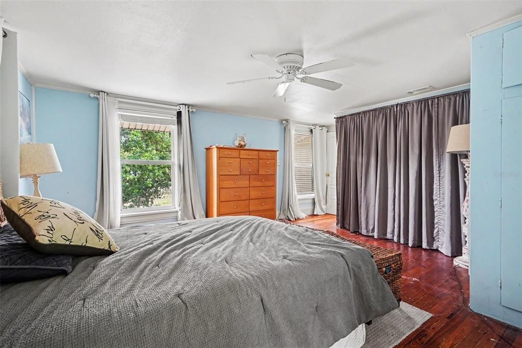 For Sale: $280,000 (4 beds, 2 baths, 1596 Square Feet)