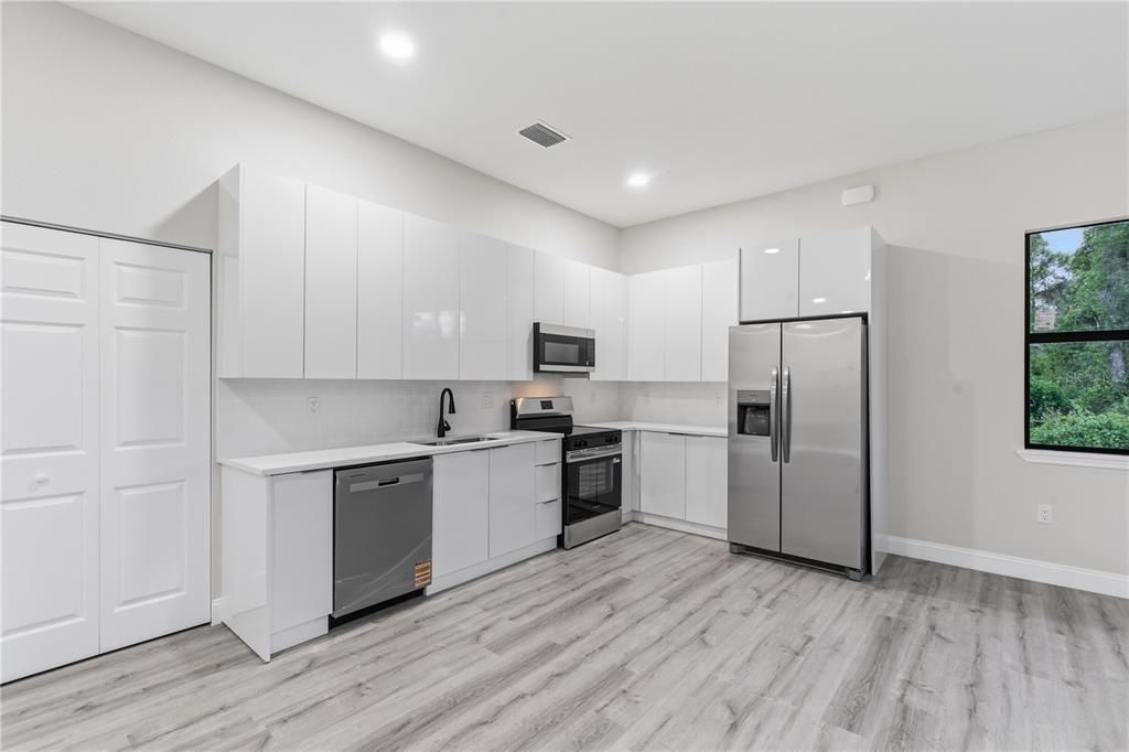 На продажу: $325,000 (3 спален, 2 ванн, 1588 Квадратных фут)
