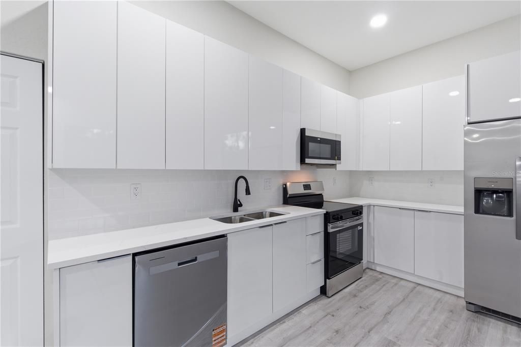 На продажу: $325,000 (3 спален, 2 ванн, 1588 Квадратных фут)