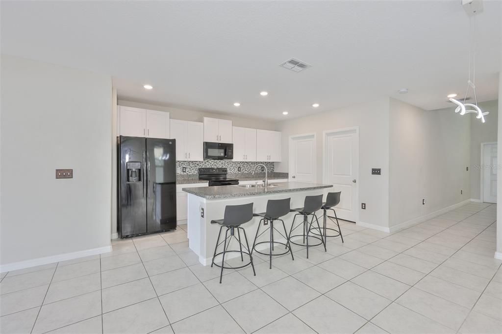 For Rent: $2,700 (5 beds, 2 baths, 2415 Square Feet)