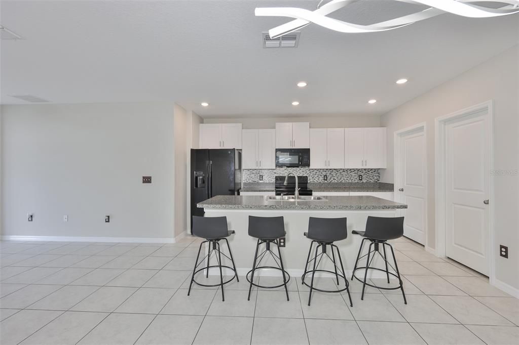 For Rent: $2,700 (5 beds, 2 baths, 2415 Square Feet)