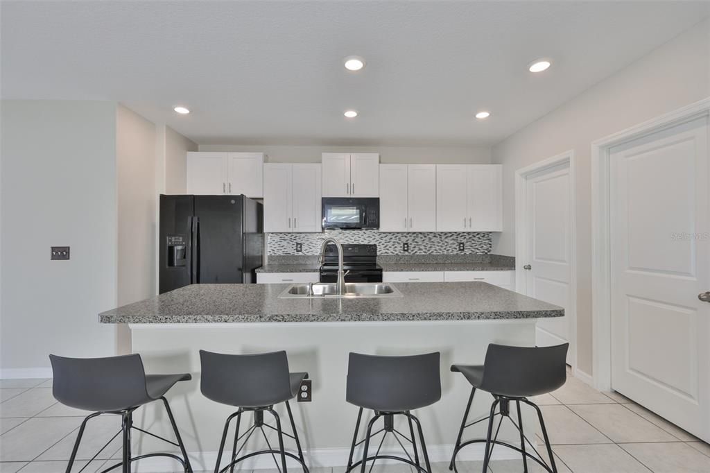 For Rent: $2,700 (5 beds, 2 baths, 2415 Square Feet)