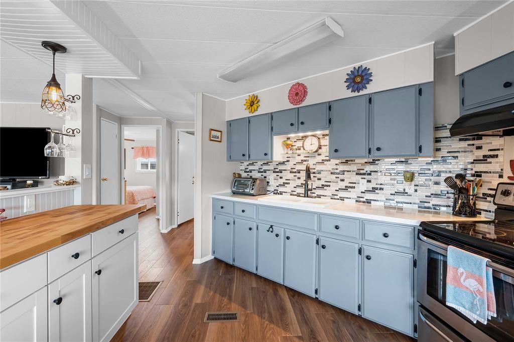 For Sale: $179,000 (2 beds, 1 baths, 928 Square Feet)