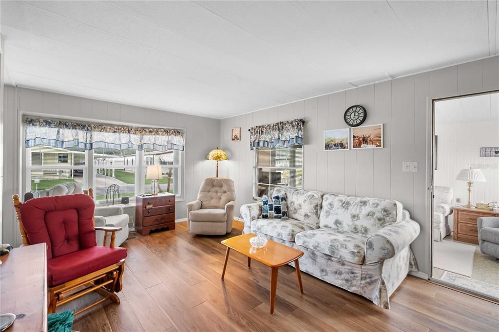 For Sale: $179,000 (2 beds, 1 baths, 928 Square Feet)