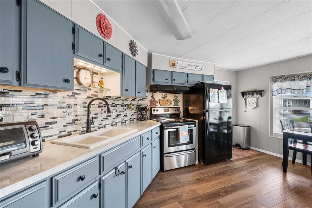 For Sale: $179,000 (2 beds, 1 baths, 928 Square Feet)
