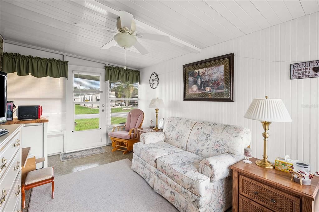 For Sale: $179,000 (2 beds, 1 baths, 928 Square Feet)