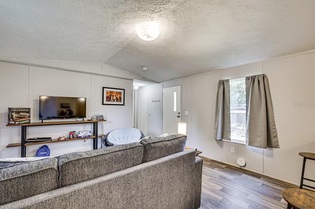 For Sale: $249,900 (2 beds, 2 baths, 840 Square Feet)