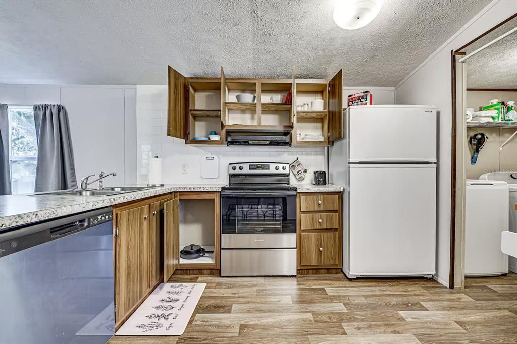 For Sale: $249,900 (2 beds, 2 baths, 840 Square Feet)